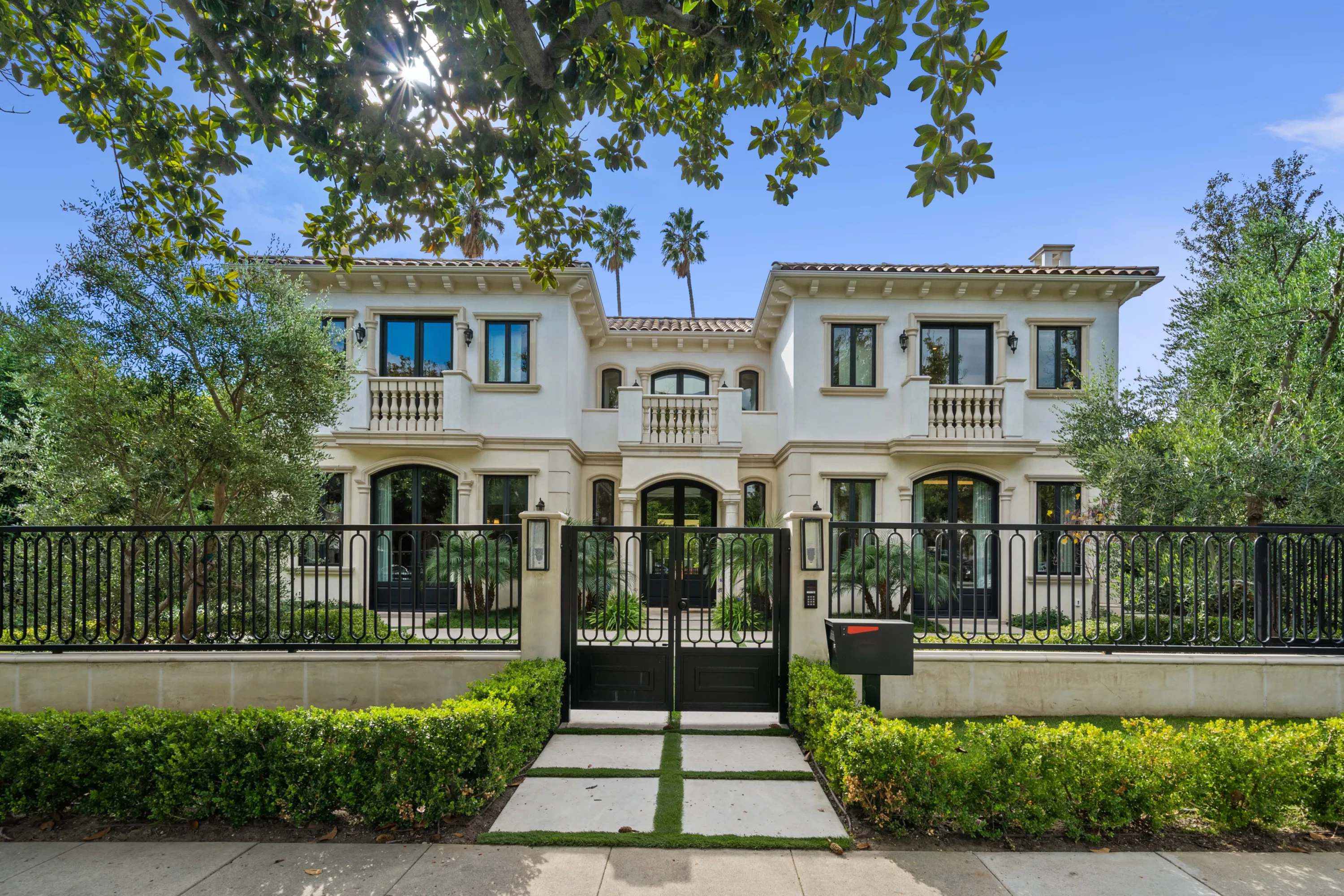 Camden Classic luxury villa in Beverly Hills featuring sophisticated contemporary design, elegant furnishings, spacious living areas, and premium finishes in an exclusive Los Angeles vacation rental.