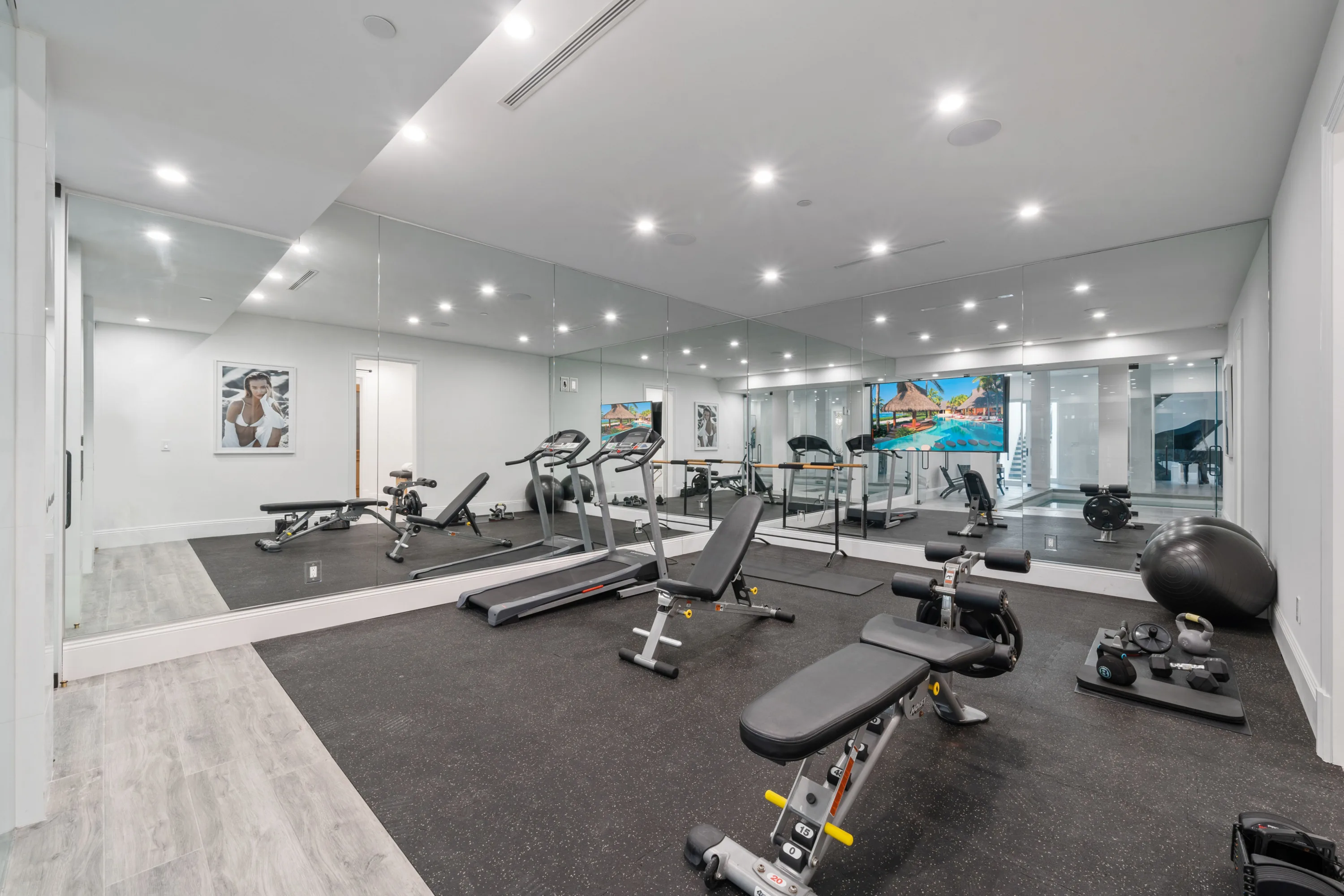 Camden Classic luxury villa in Beverly Hills featuring sophisticated contemporary design, elegant furnishings, spacious living areas, and premium finishes in an exclusive Los Angeles vacation rental.