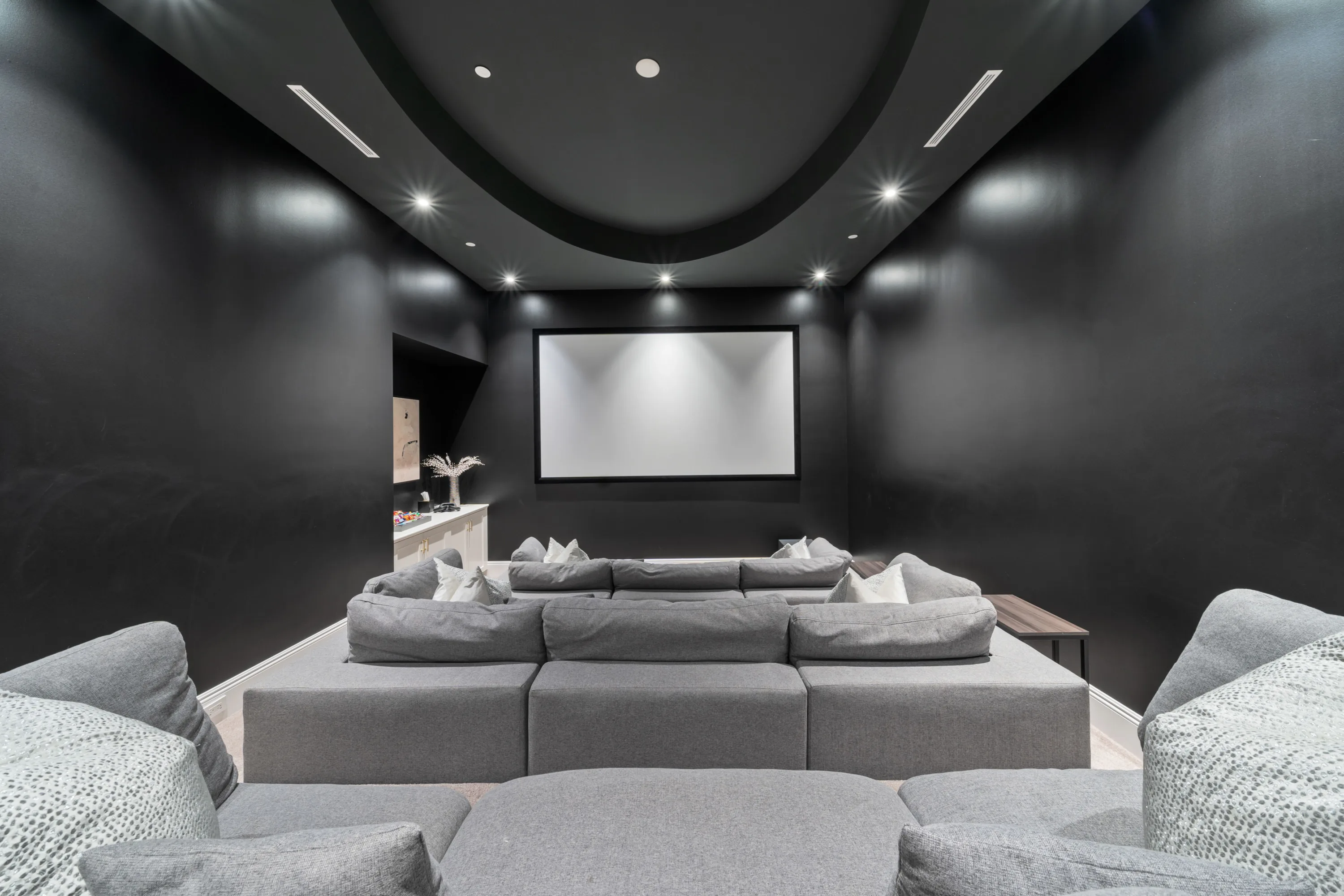 Camden Classic luxury villa in Beverly Hills featuring sophisticated contemporary design, elegant furnishings, spacious living areas, and premium finishes in an exclusive Los Angeles vacation rental.