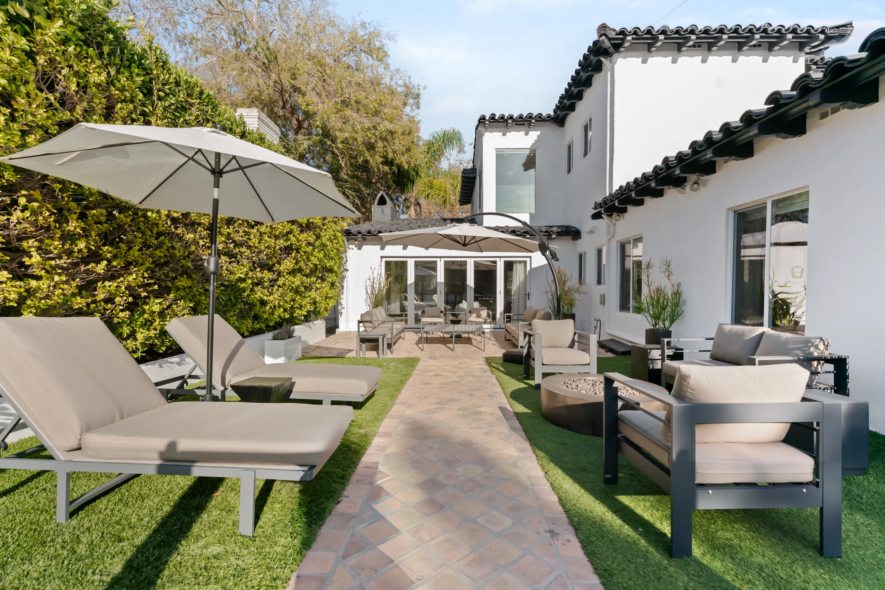 Private backyard at Rodeo Villa, a luxury Beverly Hills vacation rental featuring a fire pit, lounge seating, and a stylish outdoor space for relaxing or entertaining.
