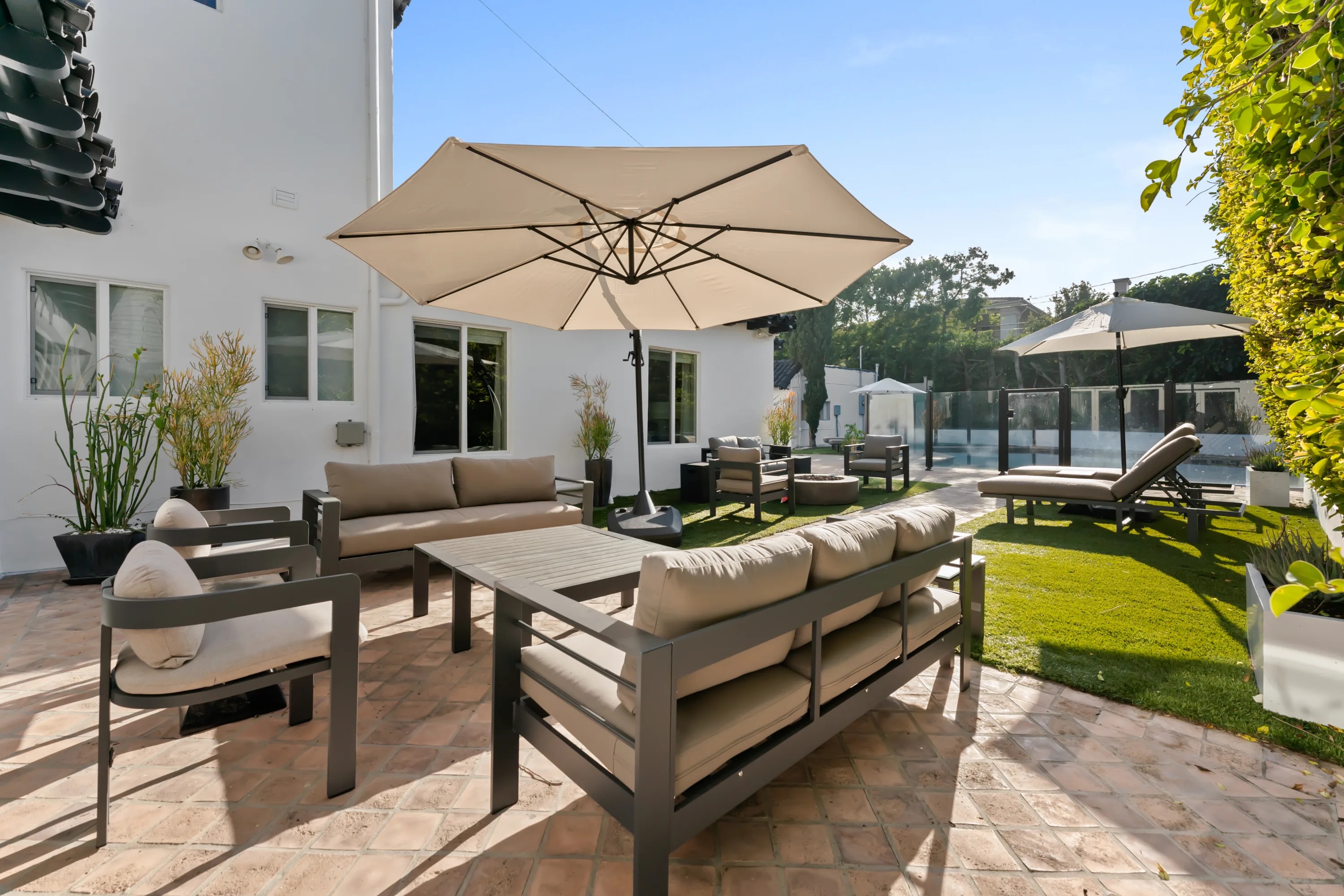 Private backyard at Rodeo Villa, a luxury Beverly Hills vacation rental featuring a fire pit, lounge seating, and a stylish outdoor space for relaxing or entertaining.