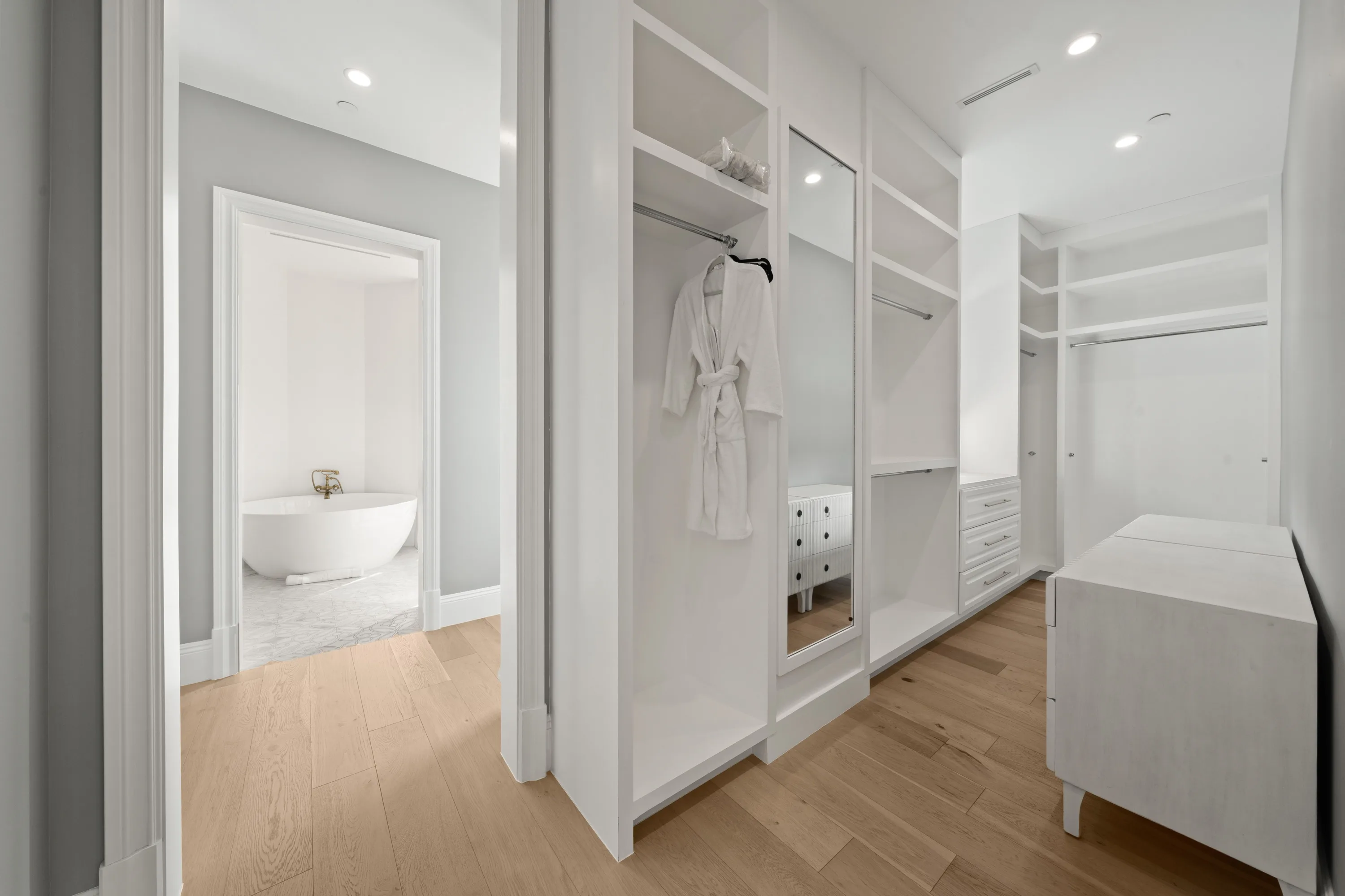Camden Classic luxury villa in Beverly Hills featuring sophisticated contemporary design, elegant furnishings, spacious living areas, and premium finishes in an exclusive Los Angeles vacation rental.