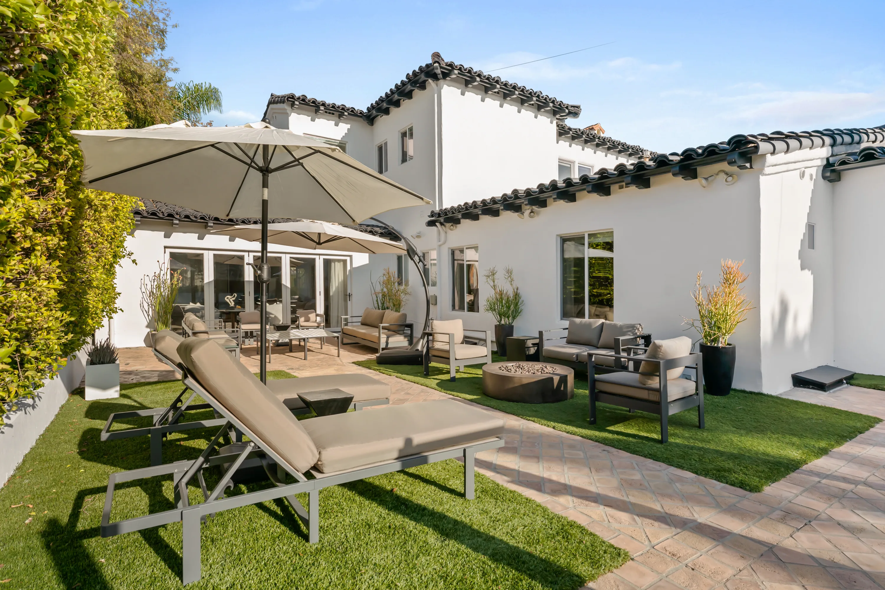 Private backyard at Rodeo Villa, a luxury Beverly Hills vacation rental featuring a fire pit, lounge seating, and a stylish outdoor space for relaxing or entertaining.