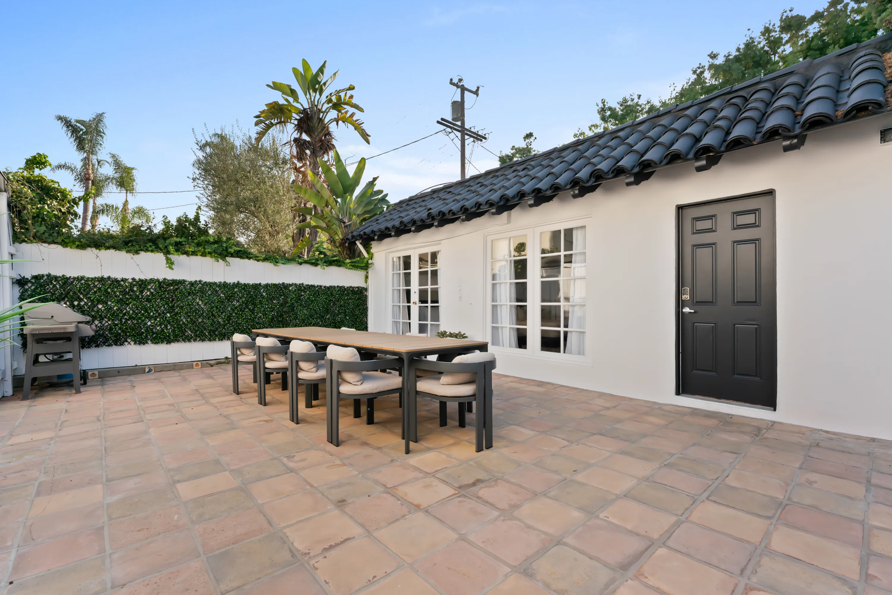 Outdoor dining and lounge area at Rodeo Villa, a luxury Beverly Hills vacation rental featuring al fresco seating, a BBQ, and stylish space for entertaining.