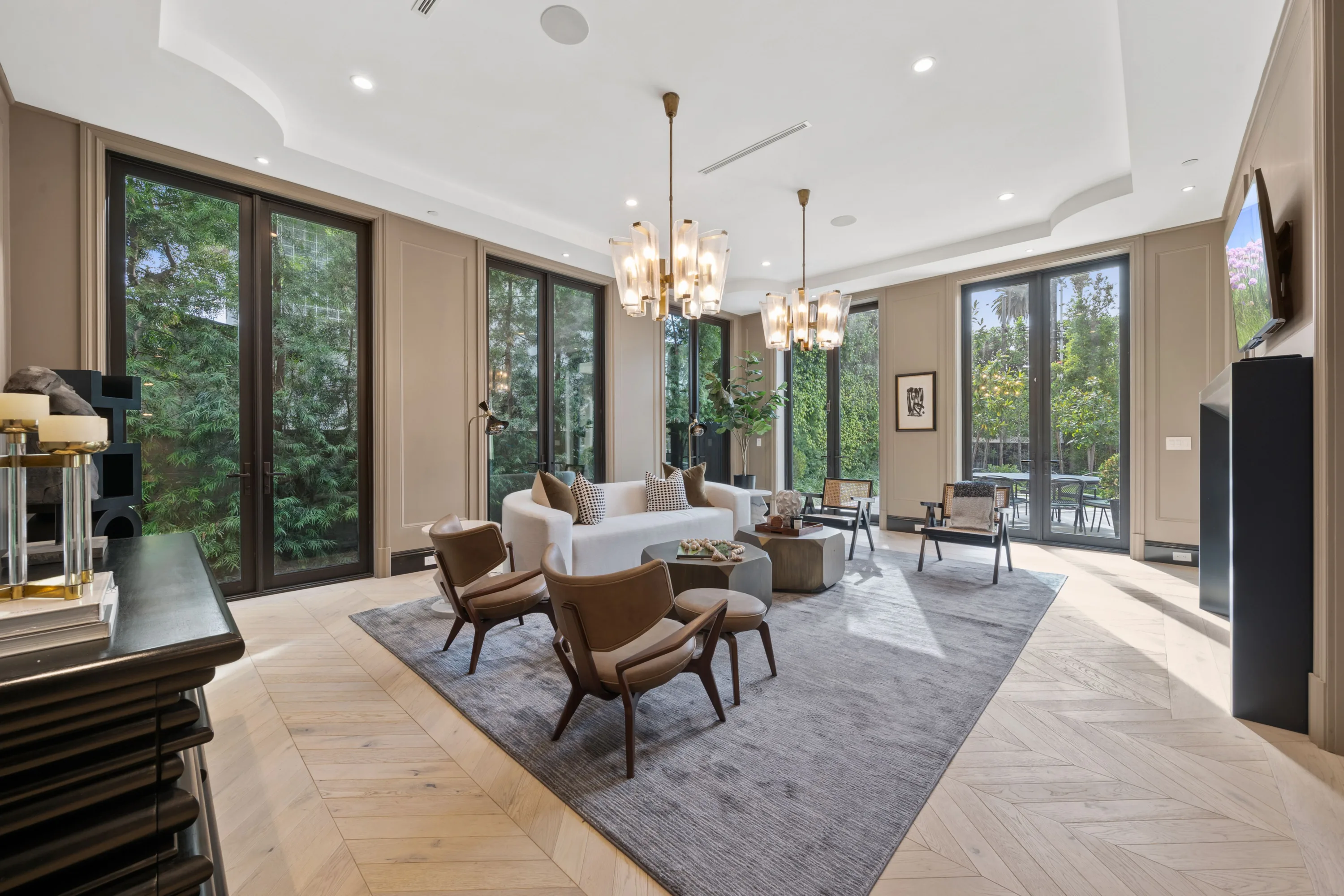 Camden Classic luxury villa in Beverly Hills featuring sophisticated contemporary design, elegant furnishings, spacious living areas, and premium finishes in an exclusive Los Angeles vacation rental.