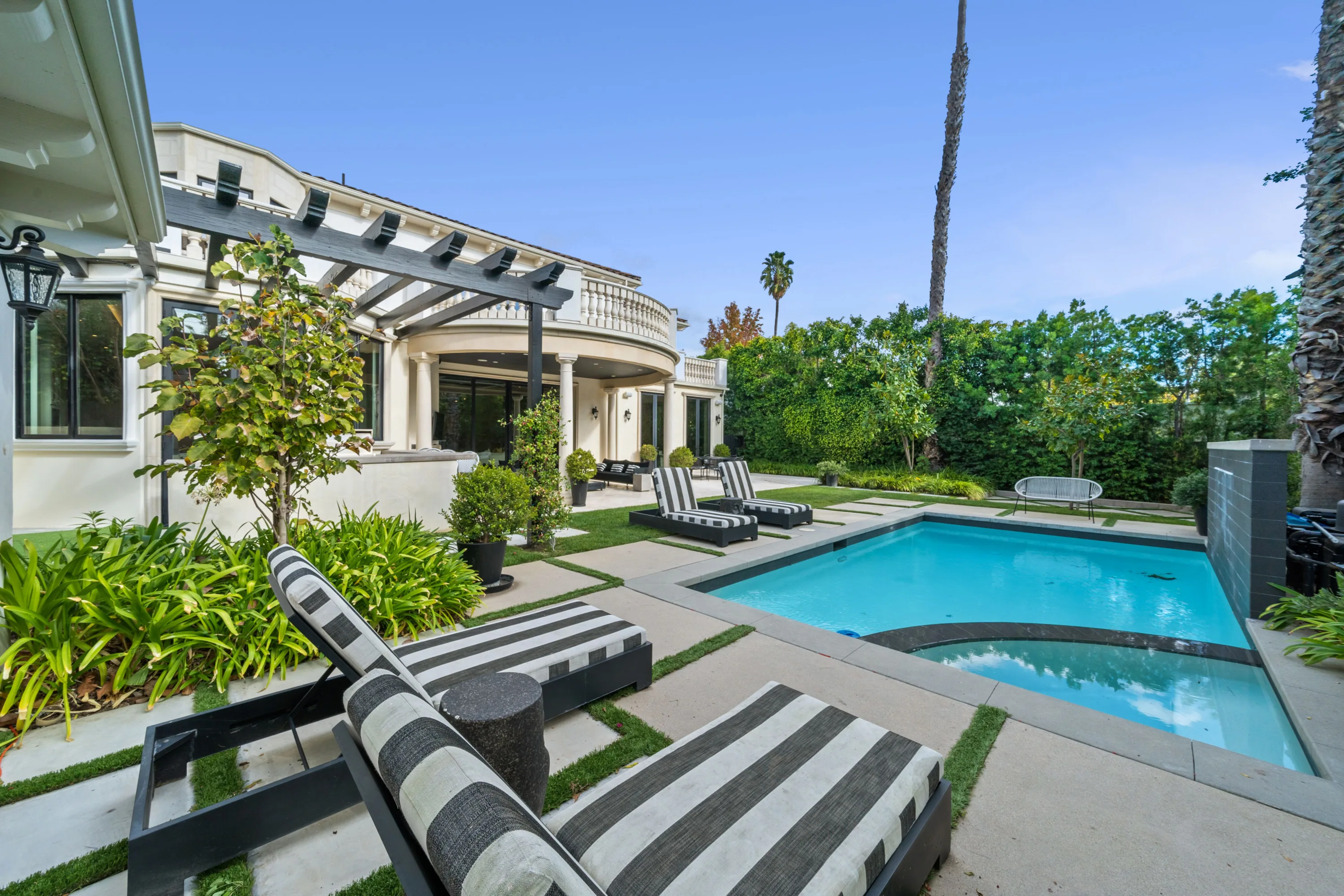 Camden Classic luxury villa in Beverly Hills featuring sophisticated contemporary design, elegant furnishings, spacious living areas, and premium finishes in an exclusive Los Angeles vacation rental.