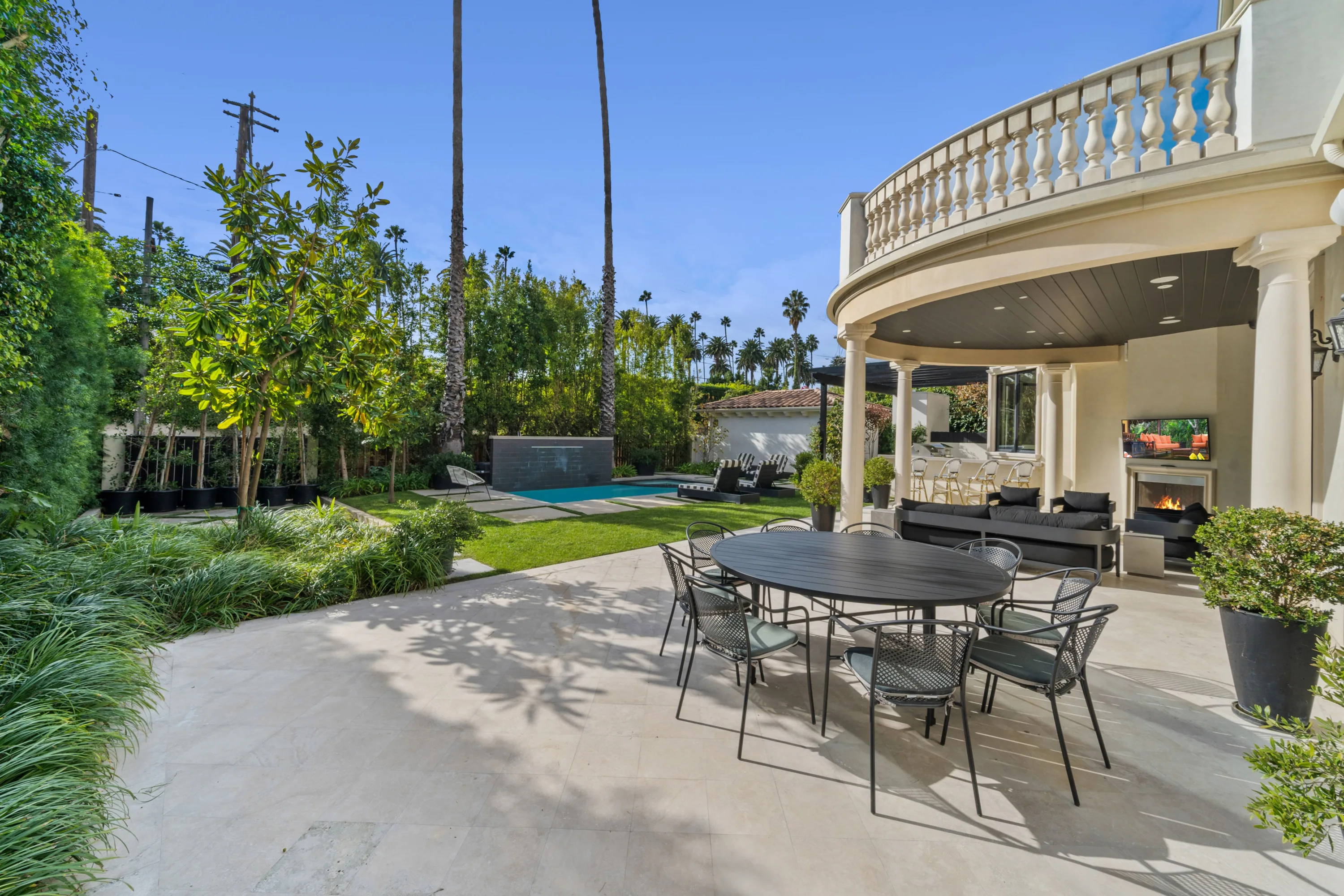 Camden Classic luxury villa in Beverly Hills featuring sophisticated contemporary design, elegant furnishings, spacious living areas, and premium finishes in an exclusive Los Angeles vacation rental.