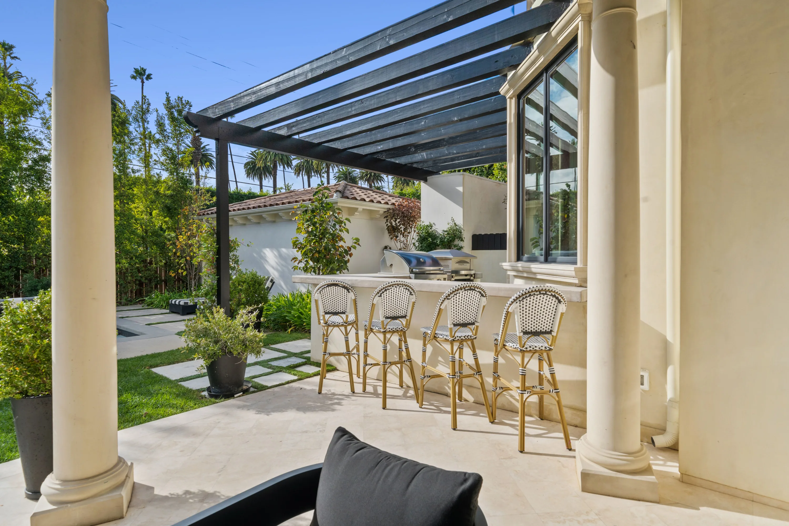 Camden Classic luxury villa in Beverly Hills featuring sophisticated contemporary design, elegant furnishings, spacious living areas, and premium finishes in an exclusive Los Angeles vacation rental.