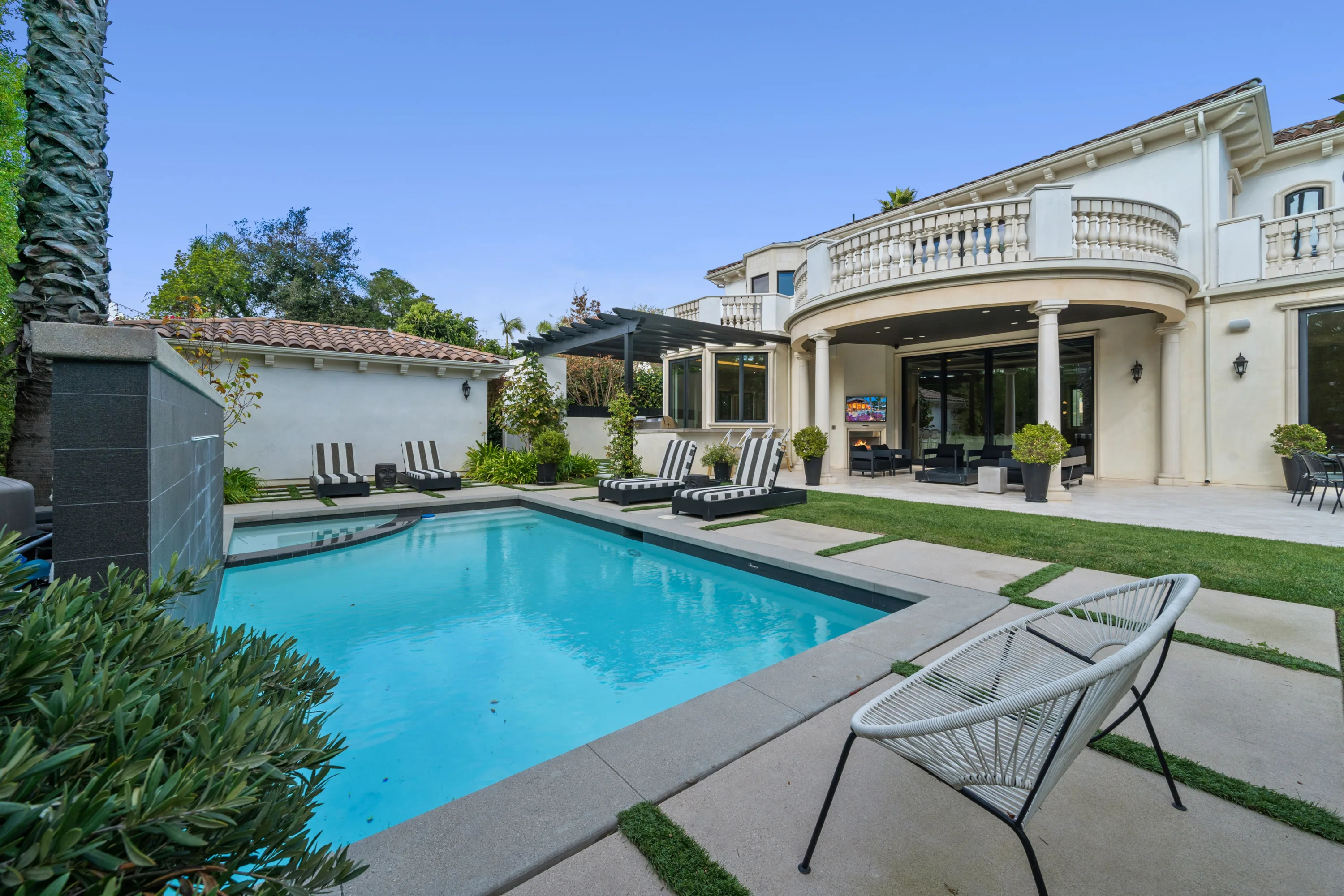 Camden Classic luxury villa in Beverly Hills featuring sophisticated contemporary design, elegant furnishings, spacious living areas, and premium finishes in an exclusive Los Angeles vacation rental.